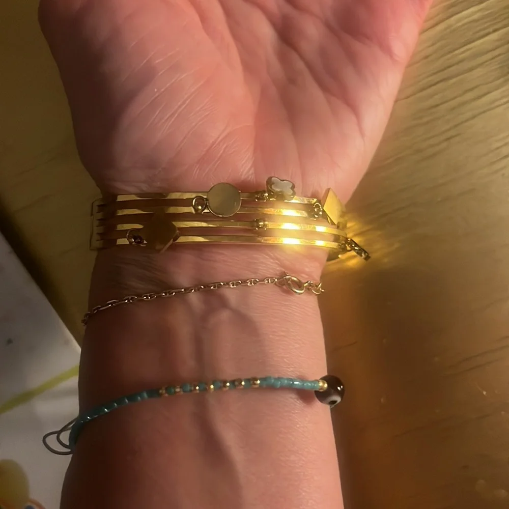 Gorgeous bangle! Beautiful charms similar to LV but the bracelet has its own ❤️ - Picture 4 of 11